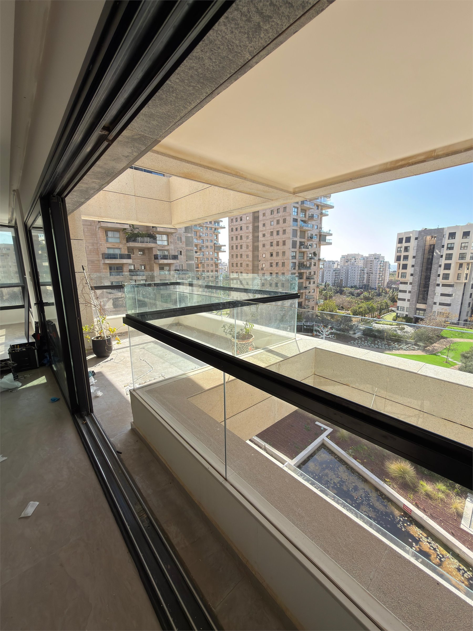 מרפסת יוקרתית עם הגבהת מעקה שקופה