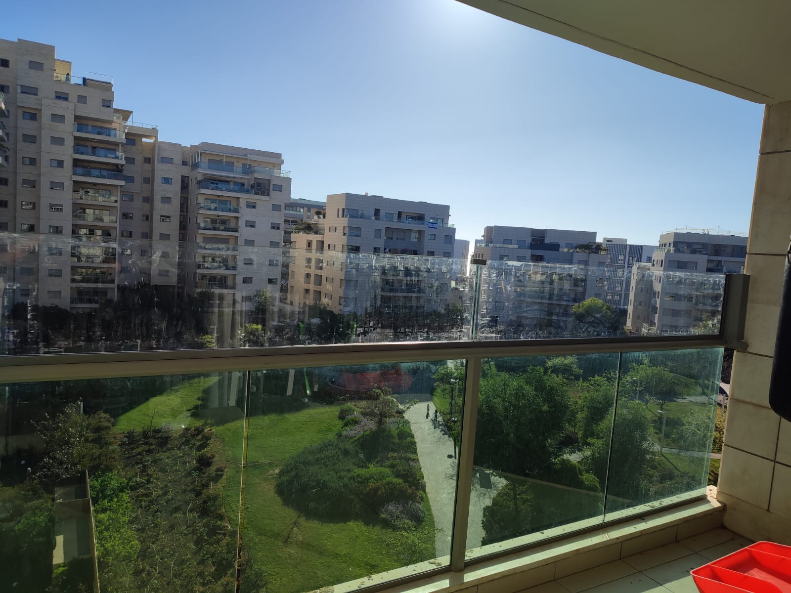 הגבהת מעקה מול גינה בבניין מגורים